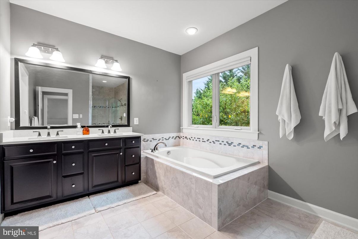 Bathroom, Dual Sink Vanities, Interior, Recessed Lighting