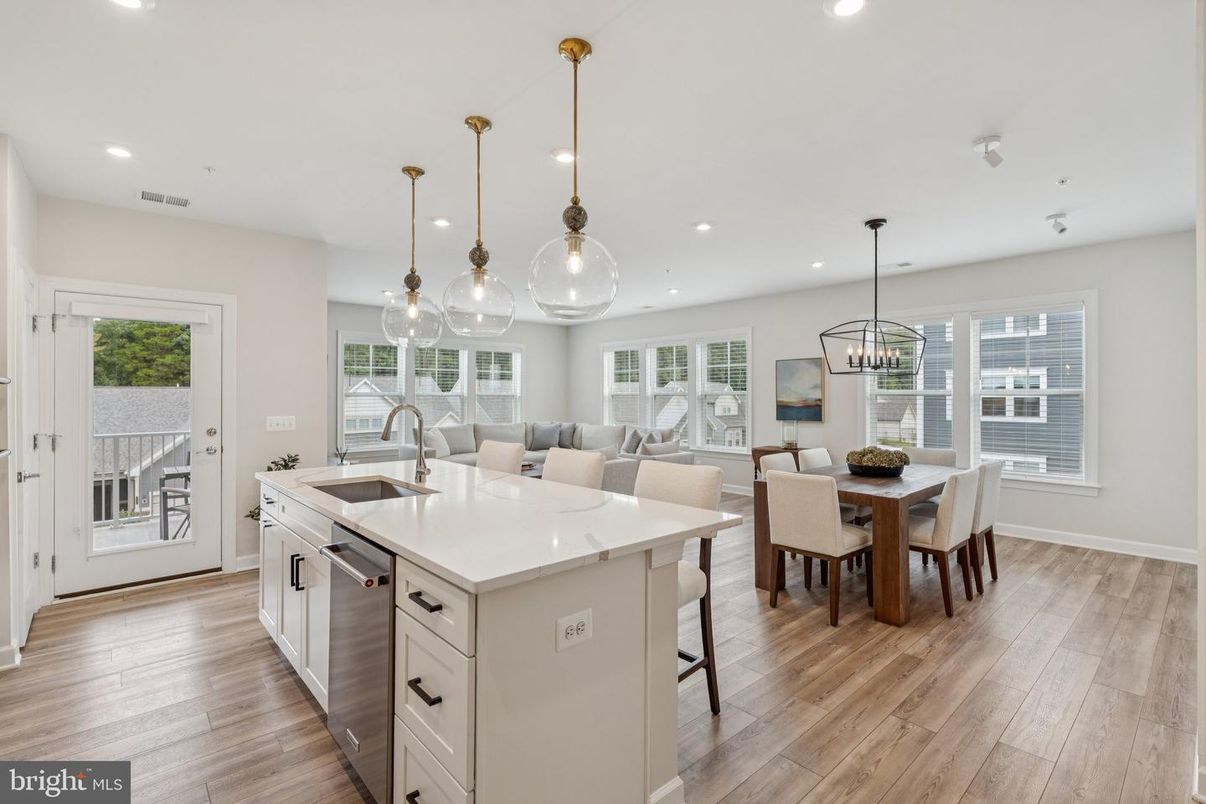 Dining room, Interior, Kitchen, Pendant Lights, Recessed Lighting, Wood Texture Flooring