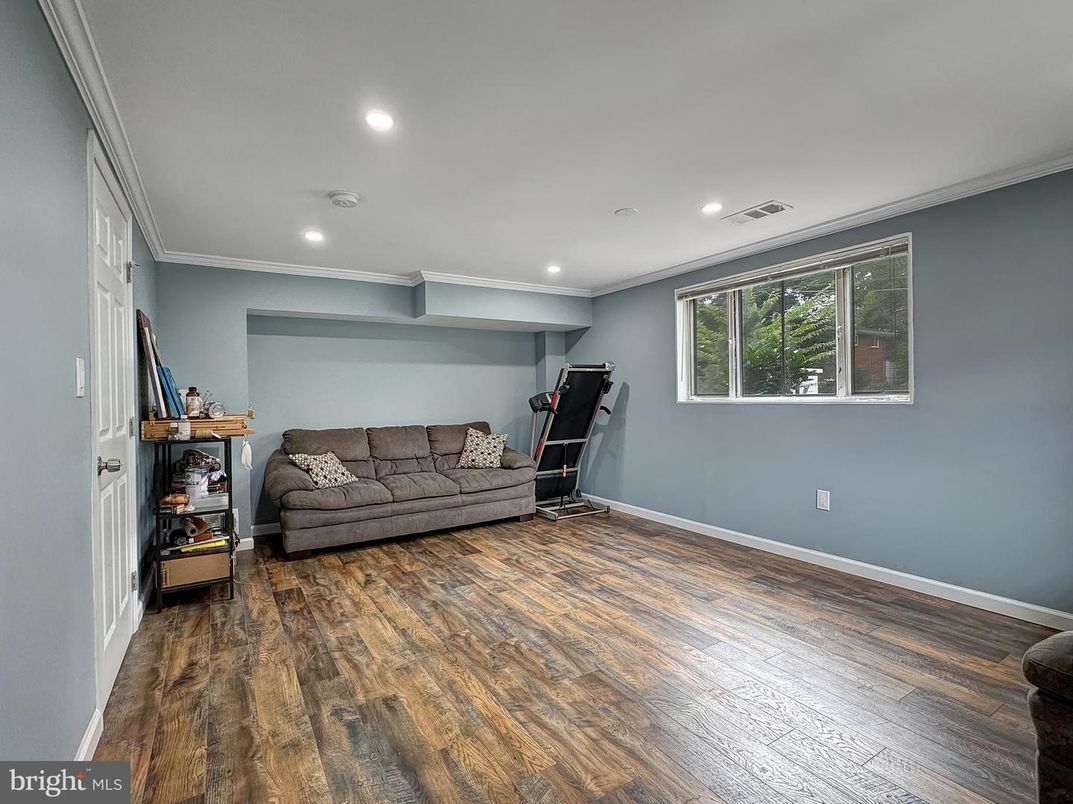 Fitness Equipment, Interior, Recessed Lighting, Wood Texture Flooring