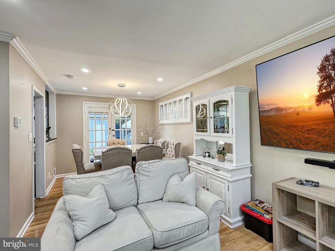 Chandelier, Dining room, Interior, Living room, Recessed Lighting, Wood Texture Flooring