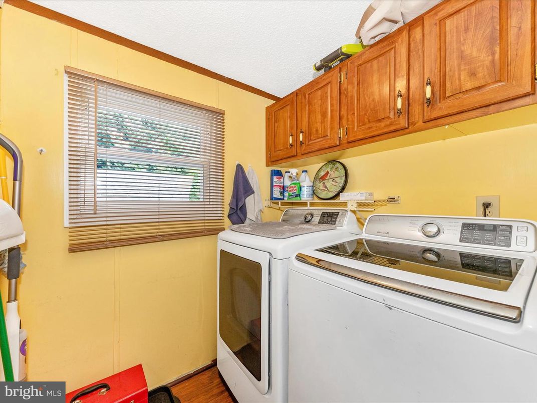 Interior, Washer, Wood Texture Flooring