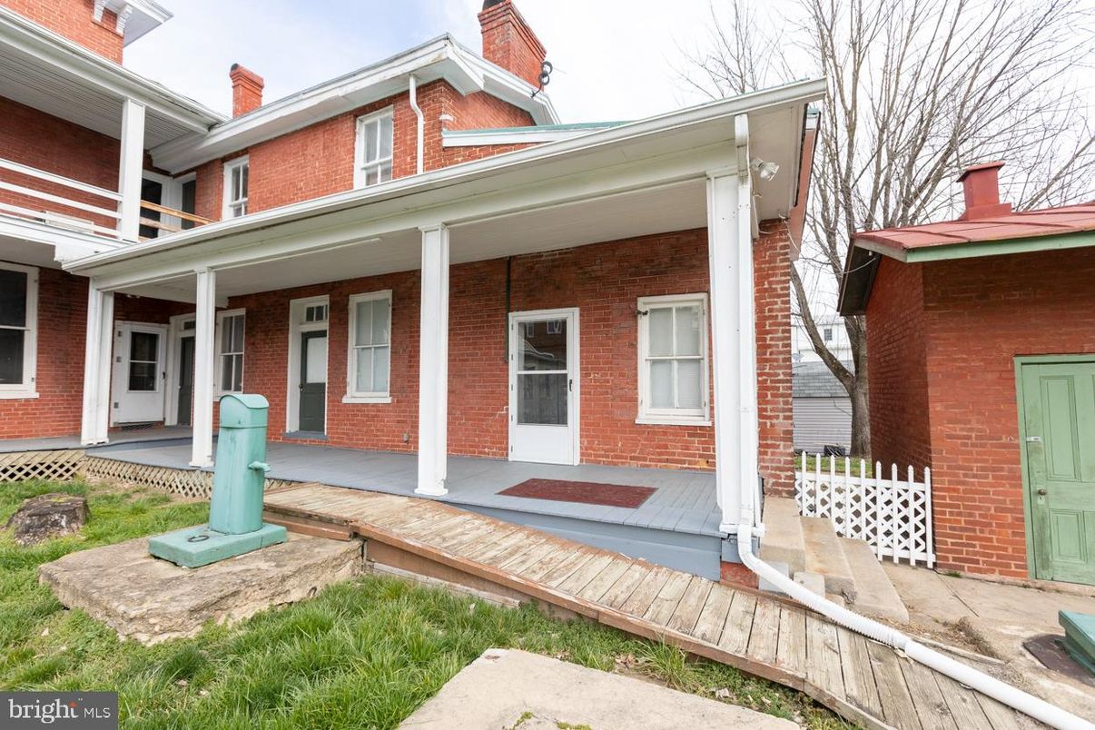 Exterior, Facade, Brick Facade, American Foursquare