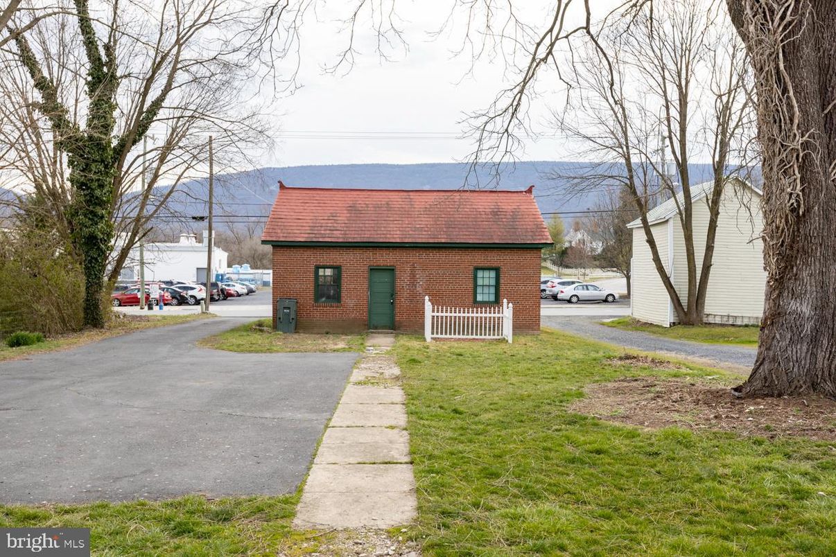 Exterior, Facade, Brick Facade, Cape Cod