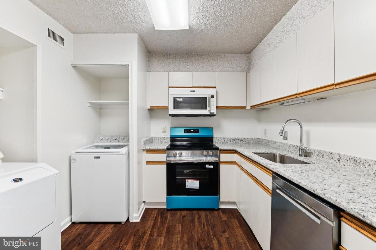 Interior, Kitchen, Washer, Wood Texture Flooring