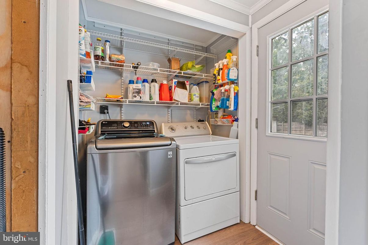 Interior, Utility Closets, Washer, Wood Texture Flooring