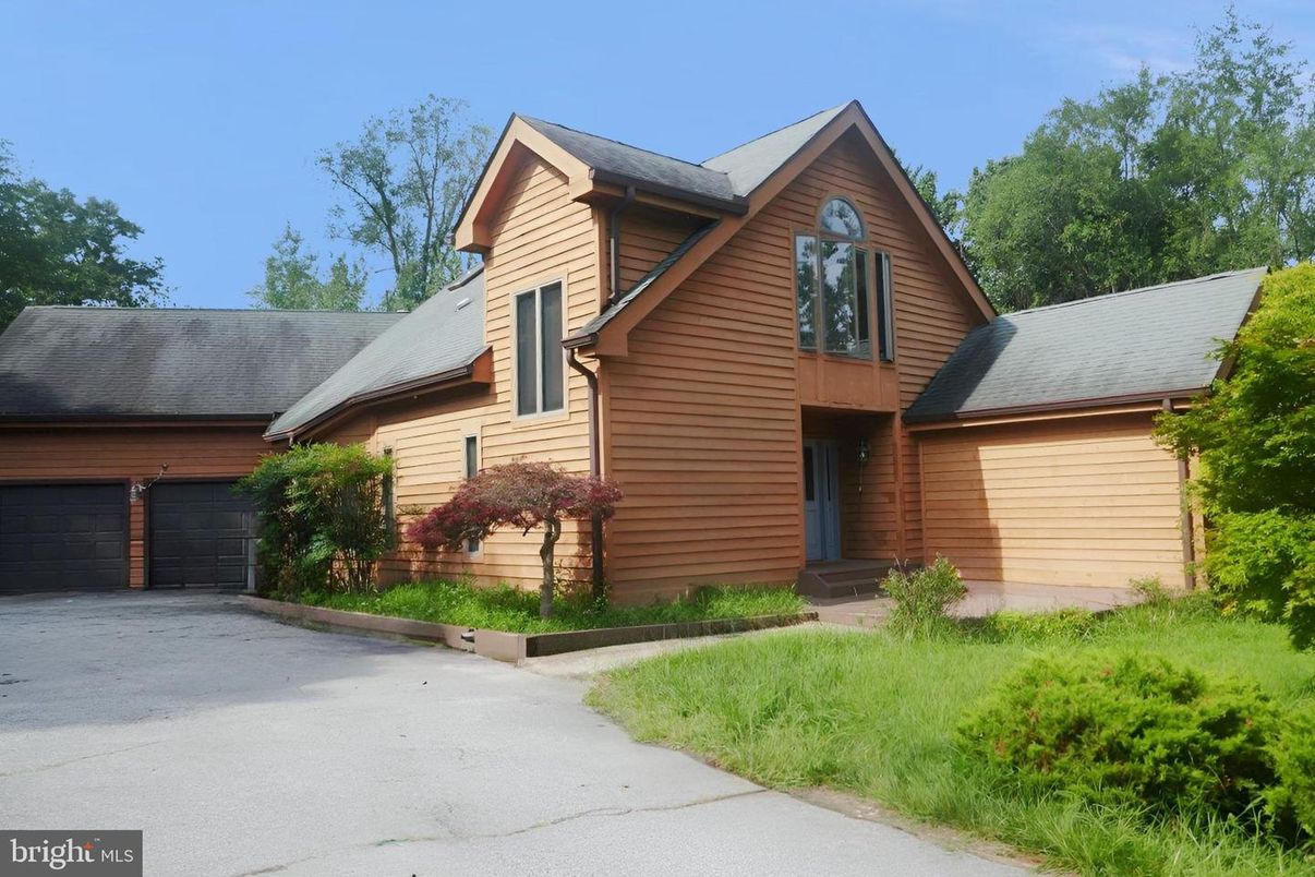 Attached, Exterior, Facade, Log Home