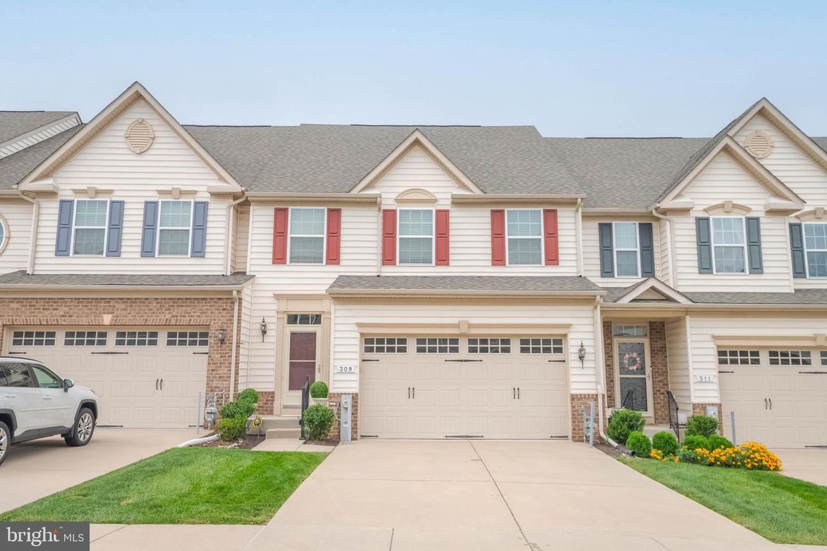 Attached, Exterior, Facade, Rowhouse