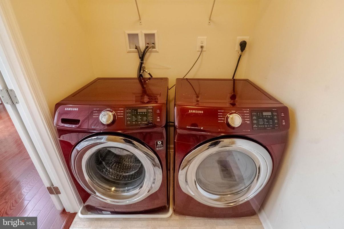 Interior, Washer, Wood Texture Flooring