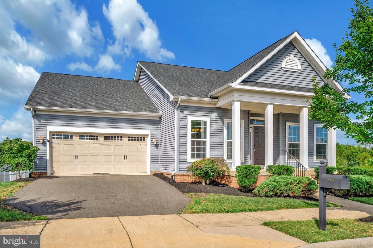 Attached, Exterior, Facade, Farmhouse