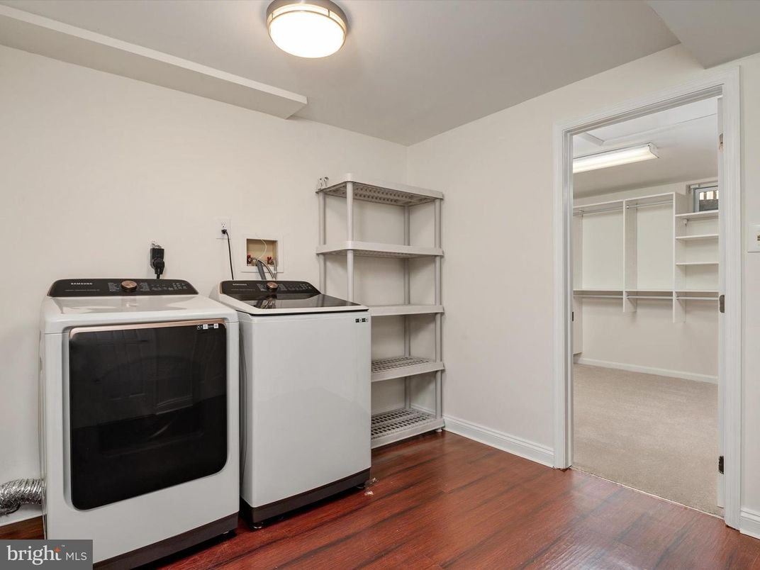 Interior, Washer, Wood Texture Flooring