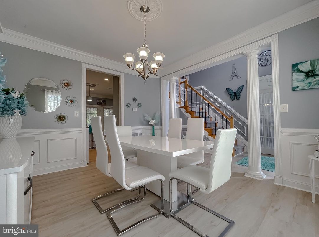 Chandelier, Dining room, Interior, Recessed Lighting, Wood Texture Flooring