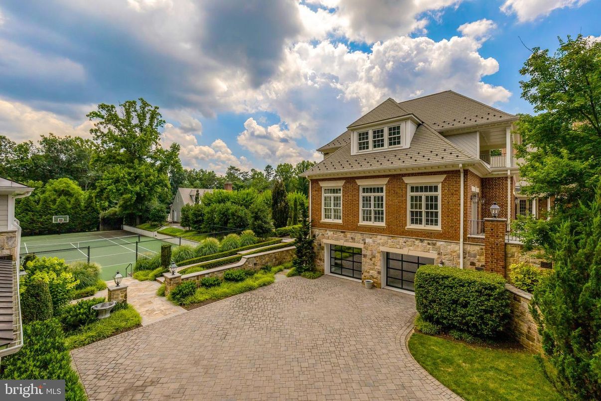 Attached, Exterior, Facade, Brick Facade, Queen Anne Victorian