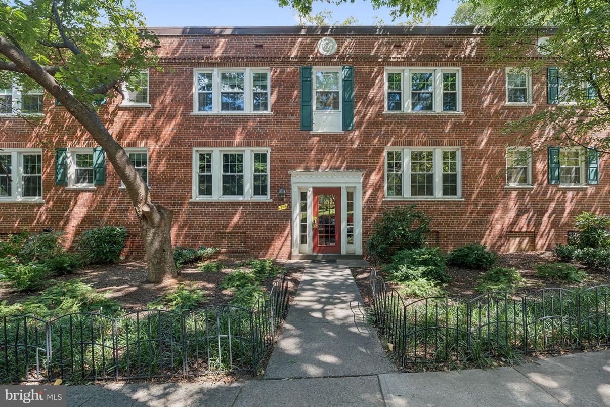 Exterior, Facade, Brick Facade, Georgian