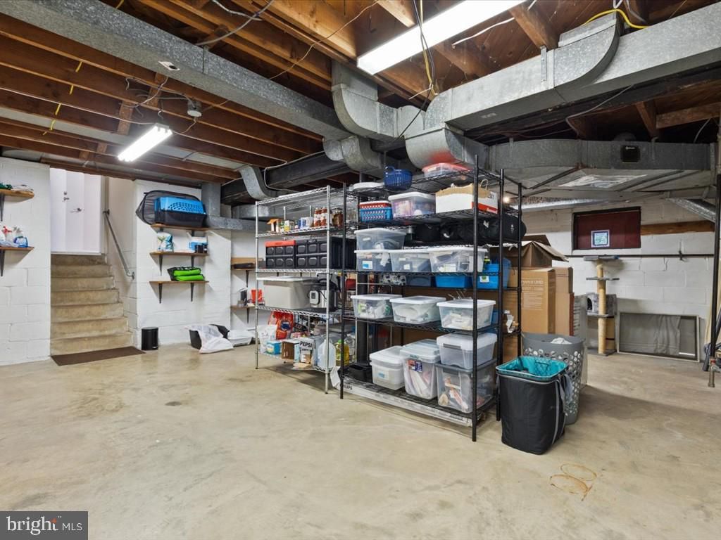 Garage, Interior, Wooden Beams
