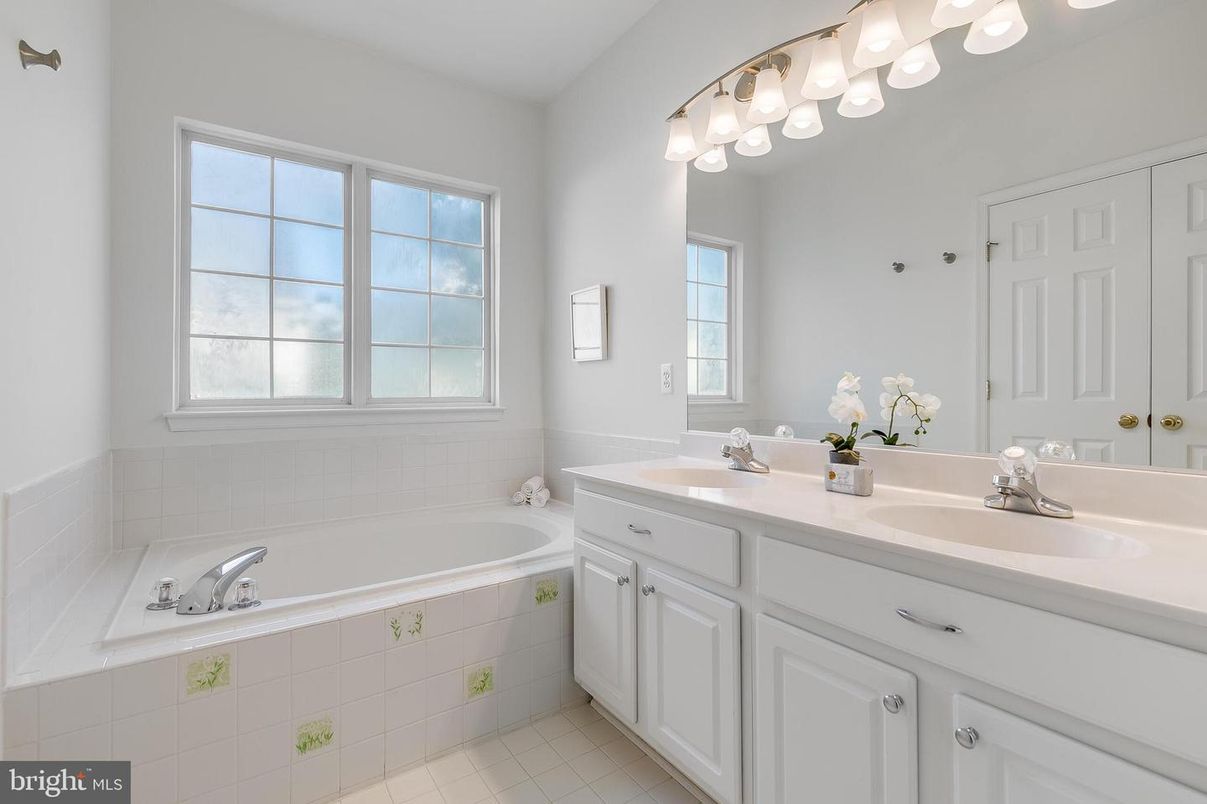 Bathroom, Dual Sink Vanities, Interior