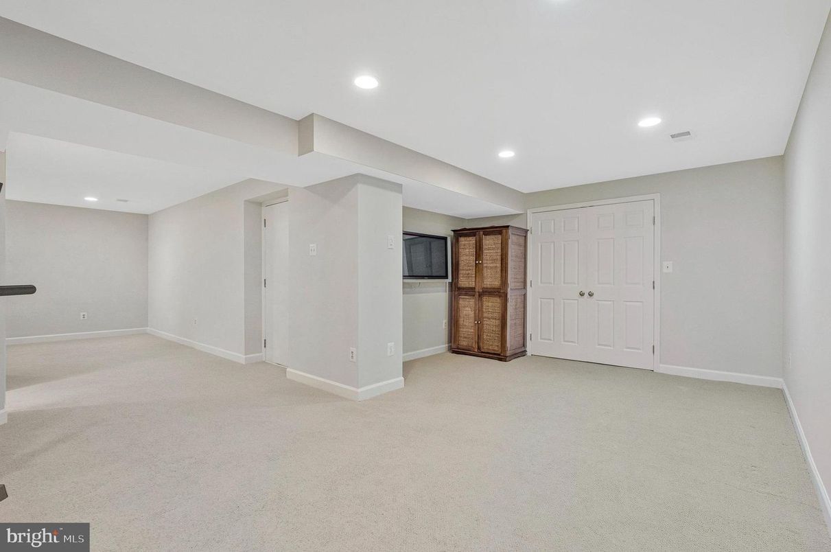 Empty room, Interior, Recessed Lighting