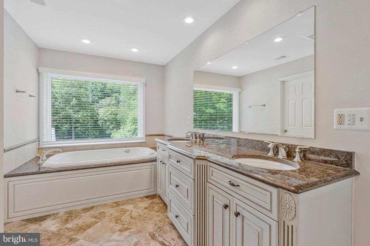 Bathroom, Dual Sink Vanities, Interior, Recessed Lighting