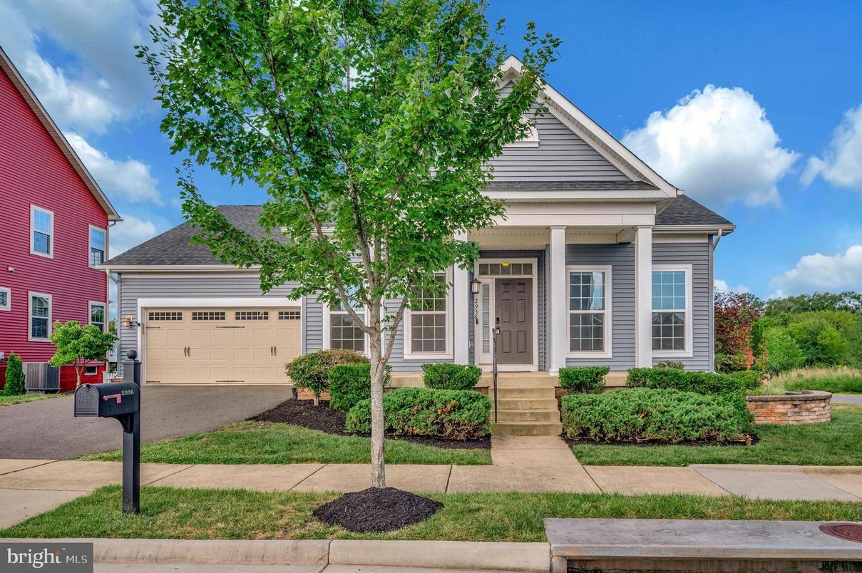 Attached, Exterior, Facade, Queen Anne Victorian