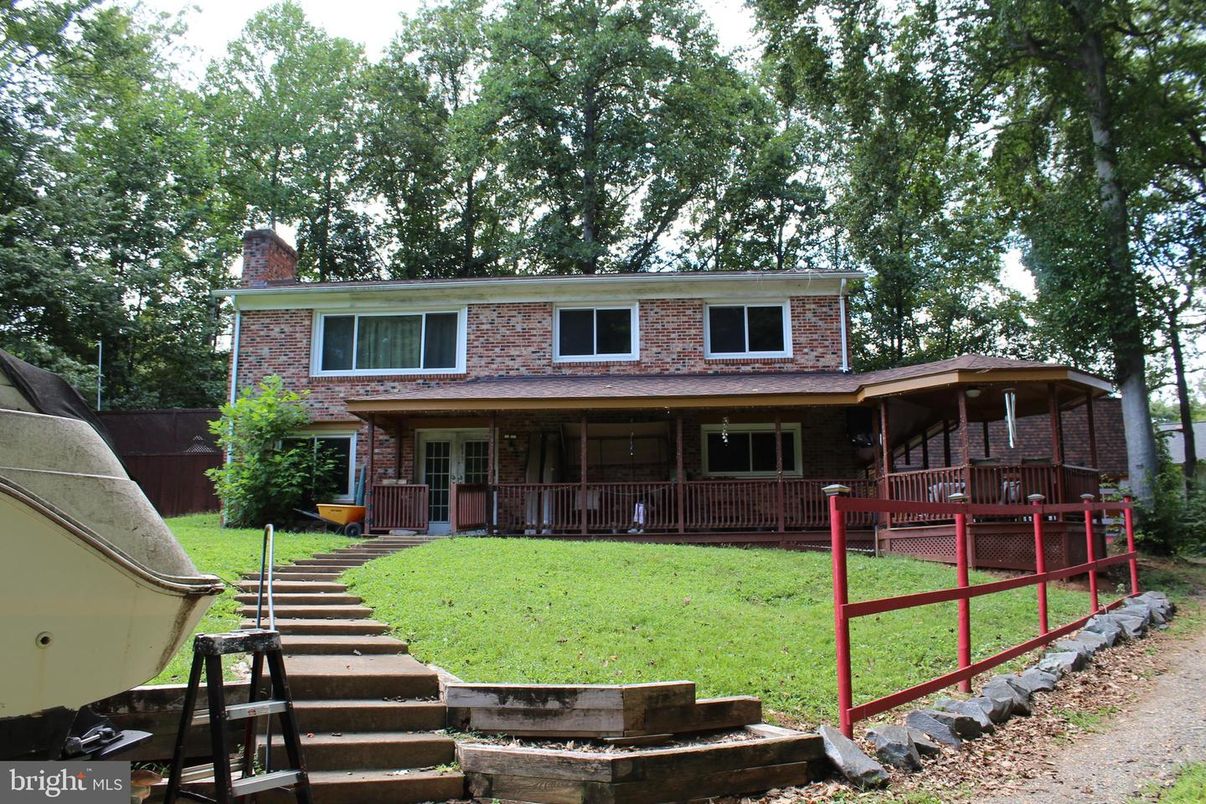 Backyard, Exterior, Facade, Brick Facade, Raised Ranch