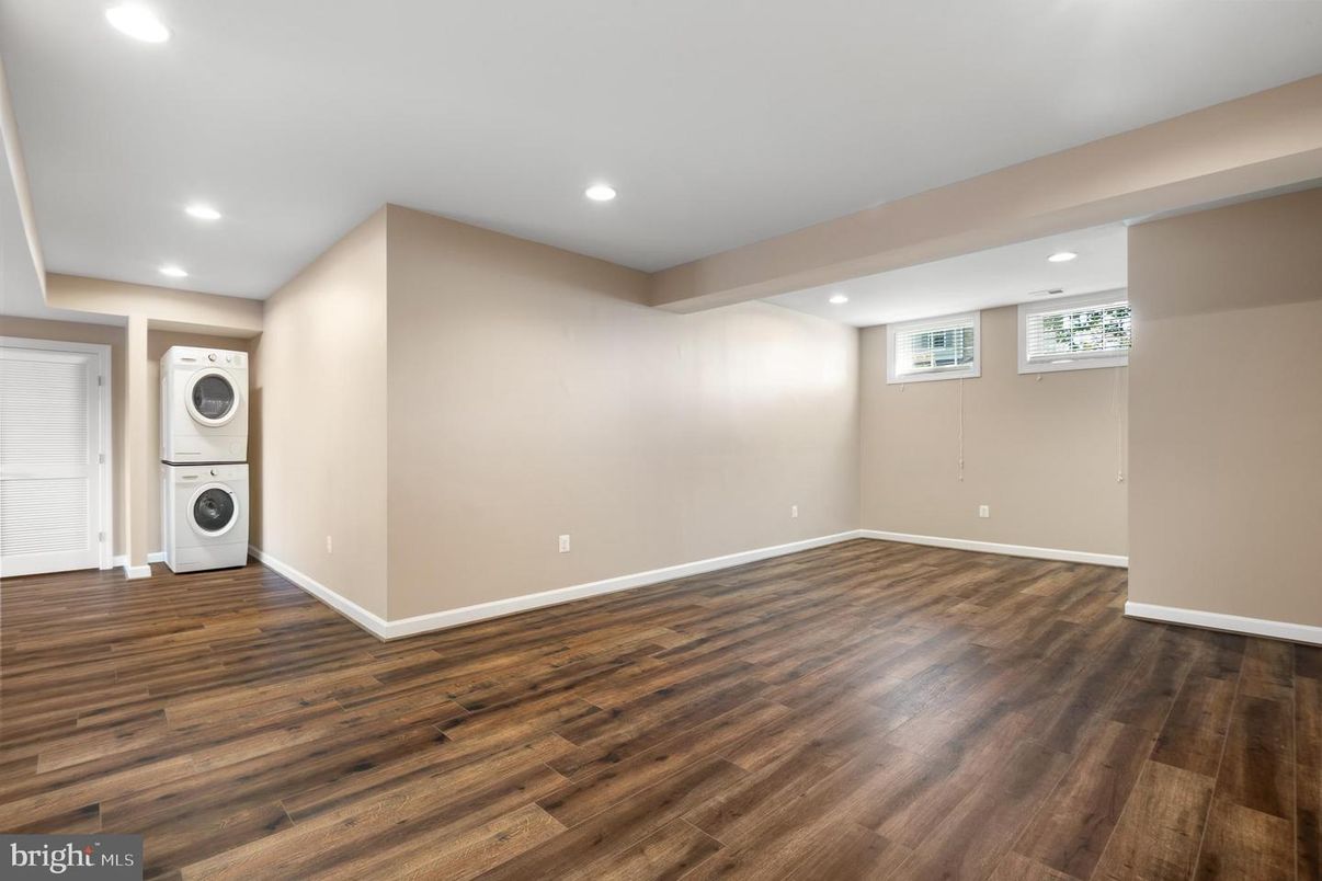 Empty room, Interior, Recessed Lighting, Washer, Wood Texture Flooring