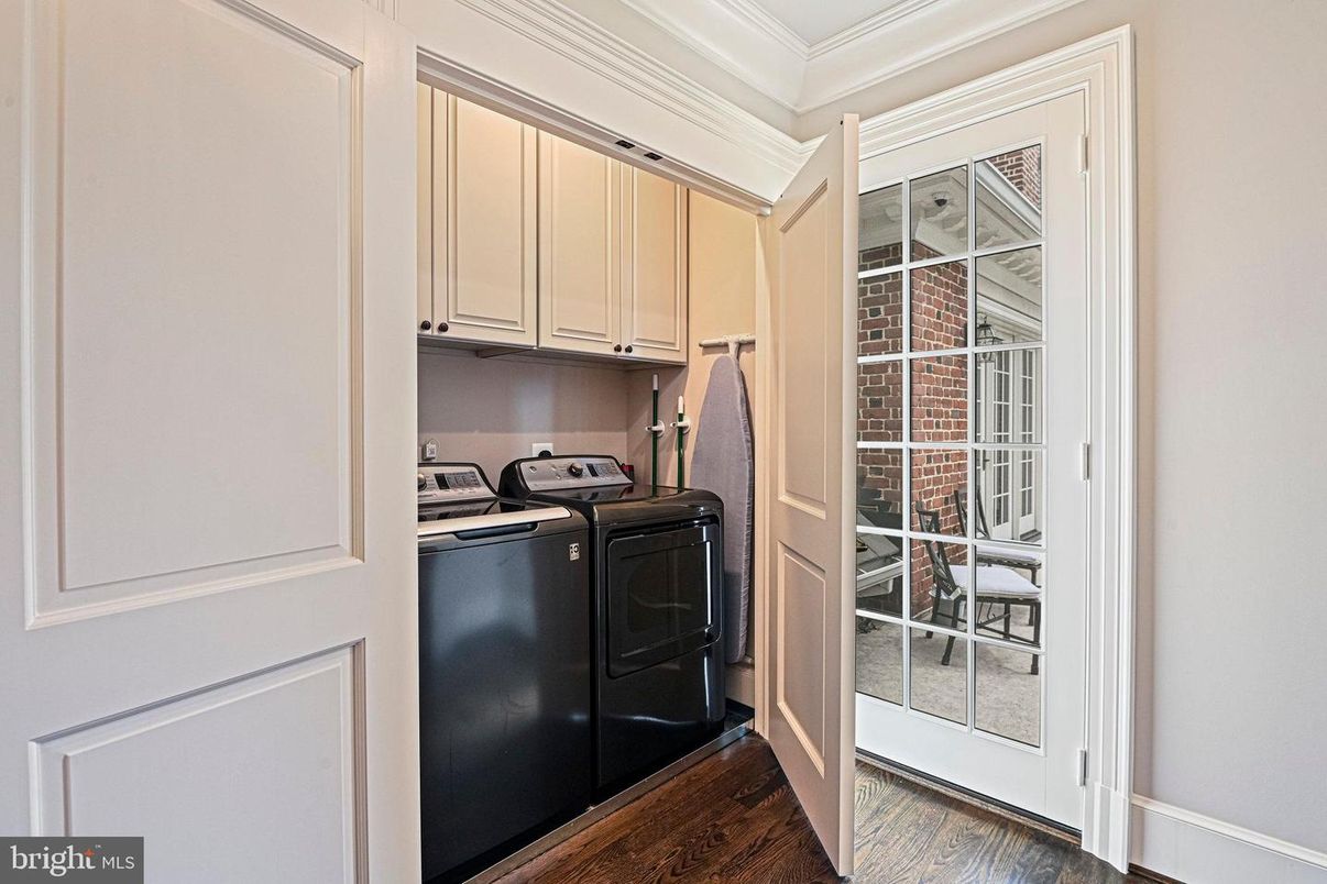 Interior, Washer, Wood Texture Flooring