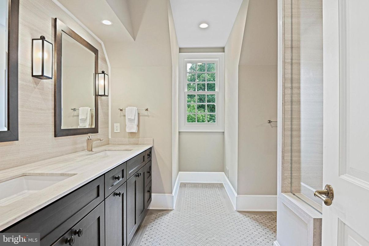Bathroom, Dual Sink Vanities, Interior, Recessed Lighting