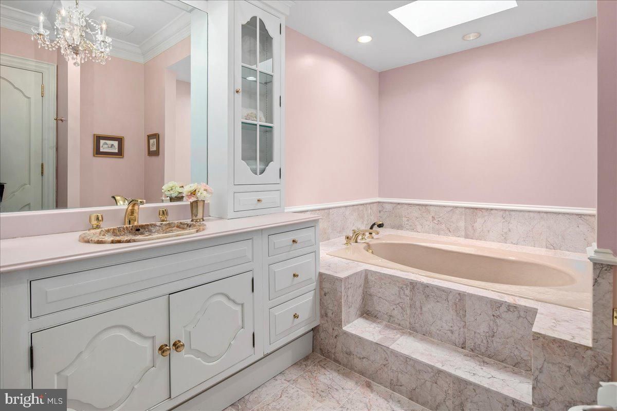 Bathroom, Interior, Recessed Lighting