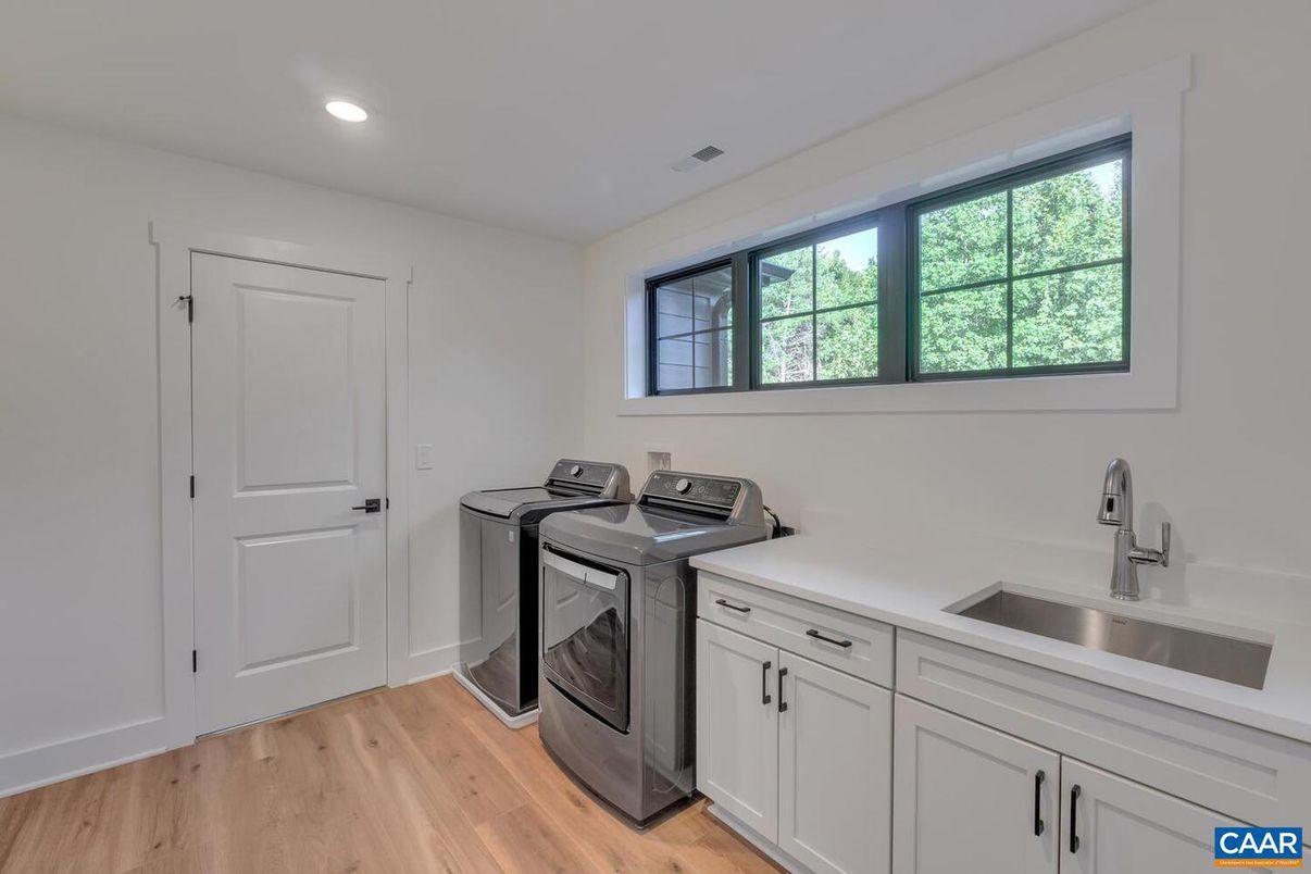 Interior, Recessed Lighting, Washer, Wood Texture Flooring