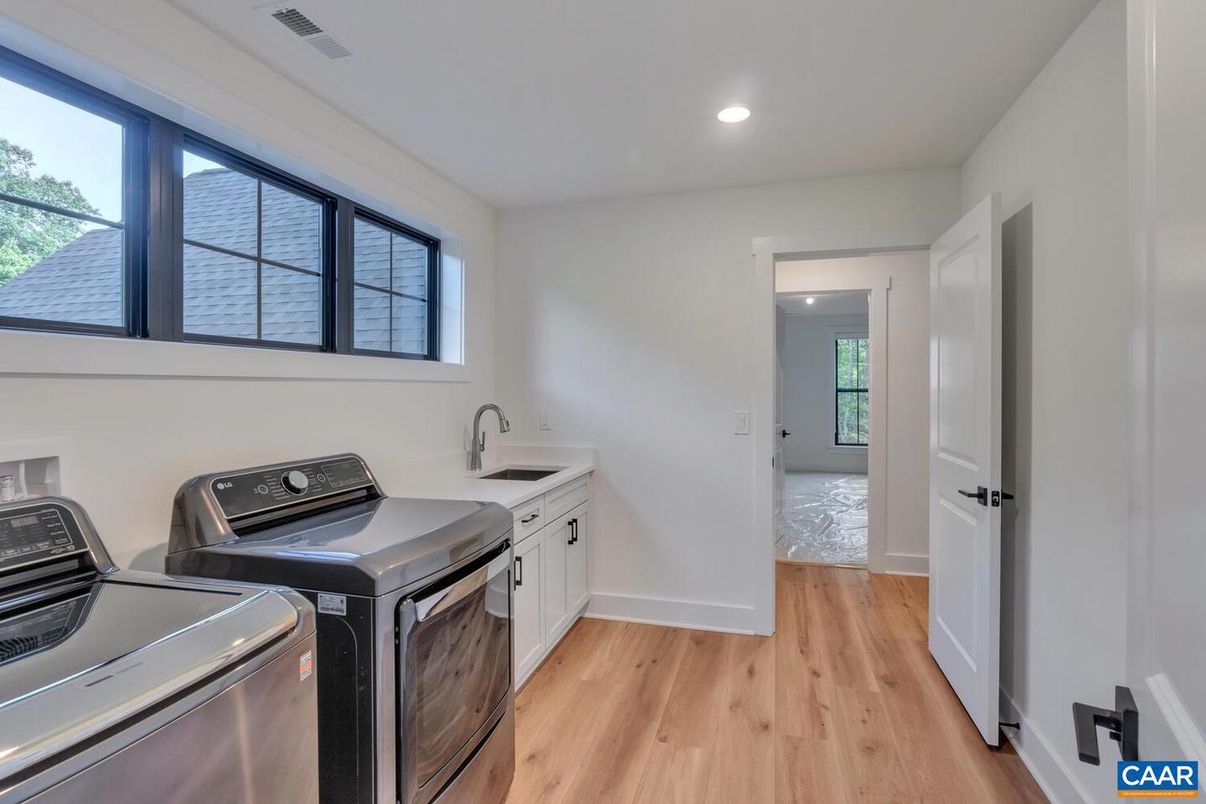 Interior, Recessed Lighting, Washer, Wood Texture Flooring