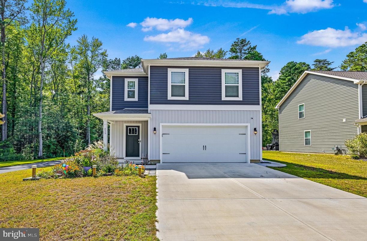 Attached, Exterior, Facade, Farmhouse