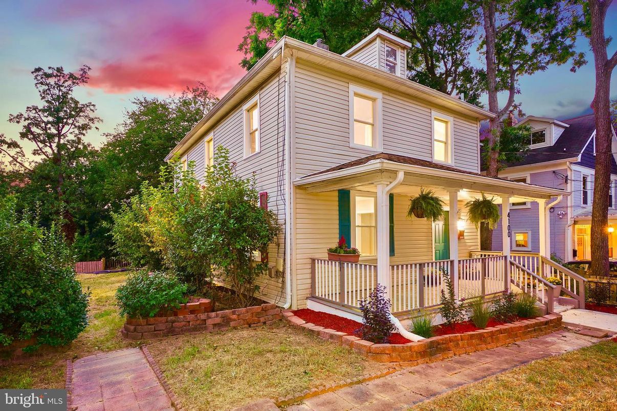 Exterior, Facade, American Foursquare