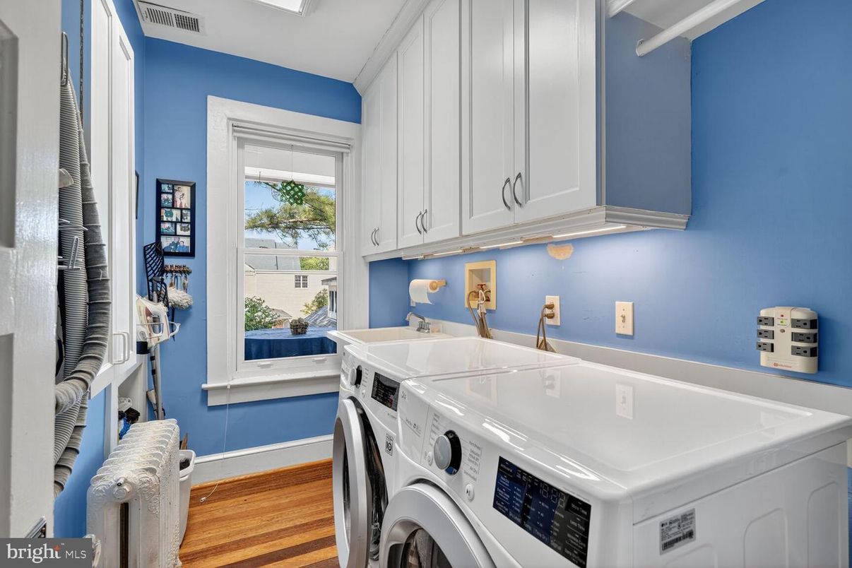 Interior, Washer, Wood Texture Flooring