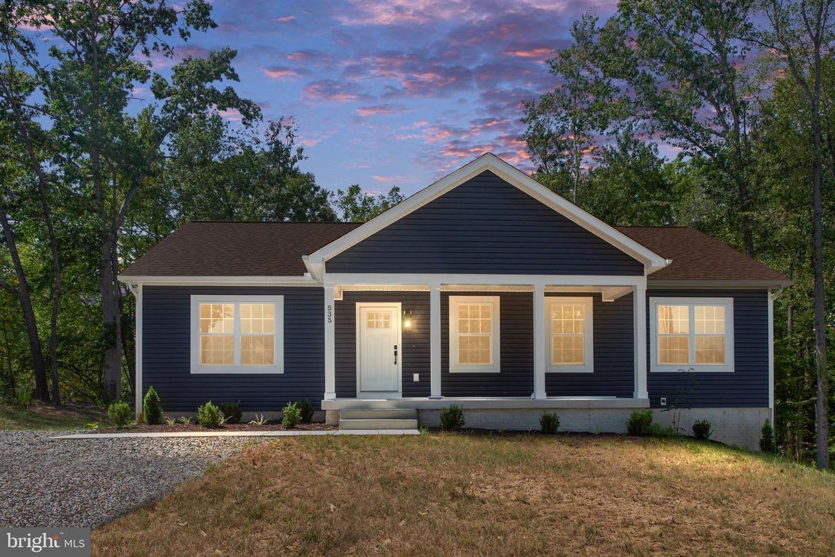 Exterior, Facade, Ranch