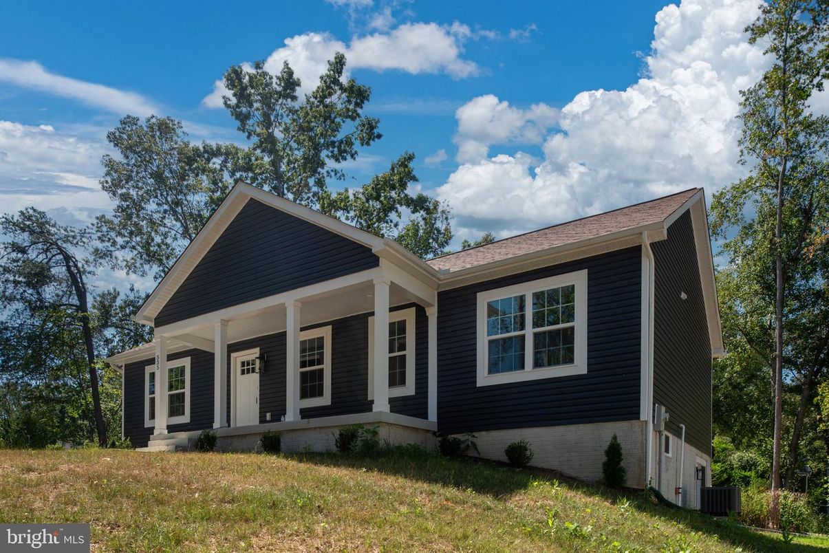 Exterior, Facade, Ranch