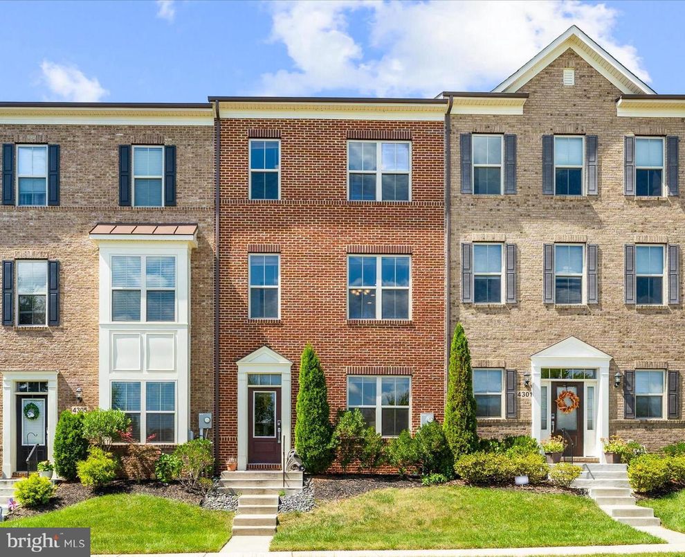 Exterior, Facade, Brick Facade, Rowhouse