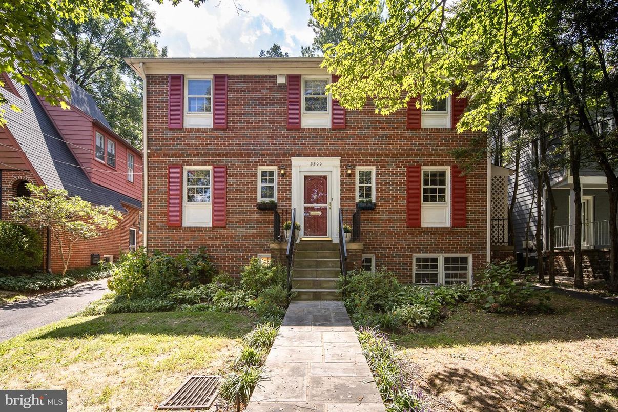 Exterior, Facade, Brick Facade, Georgian