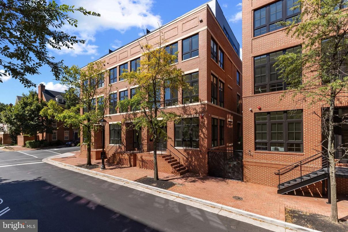 Exterior, Facade, Brick Facade, Rowhouse