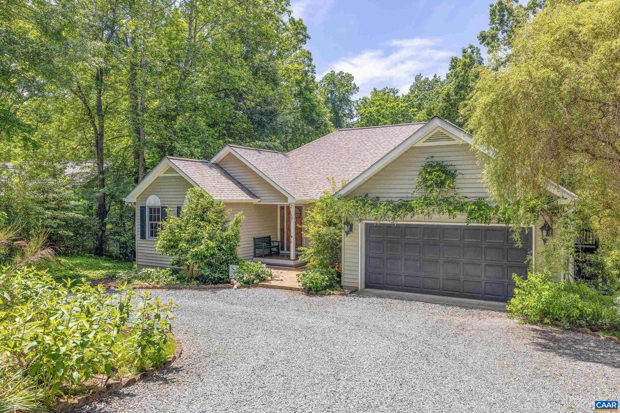 Attached, Exterior, Facade, Ranch