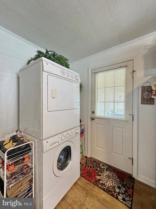 Interior, Utility Closets, Washer, Wood Texture Flooring