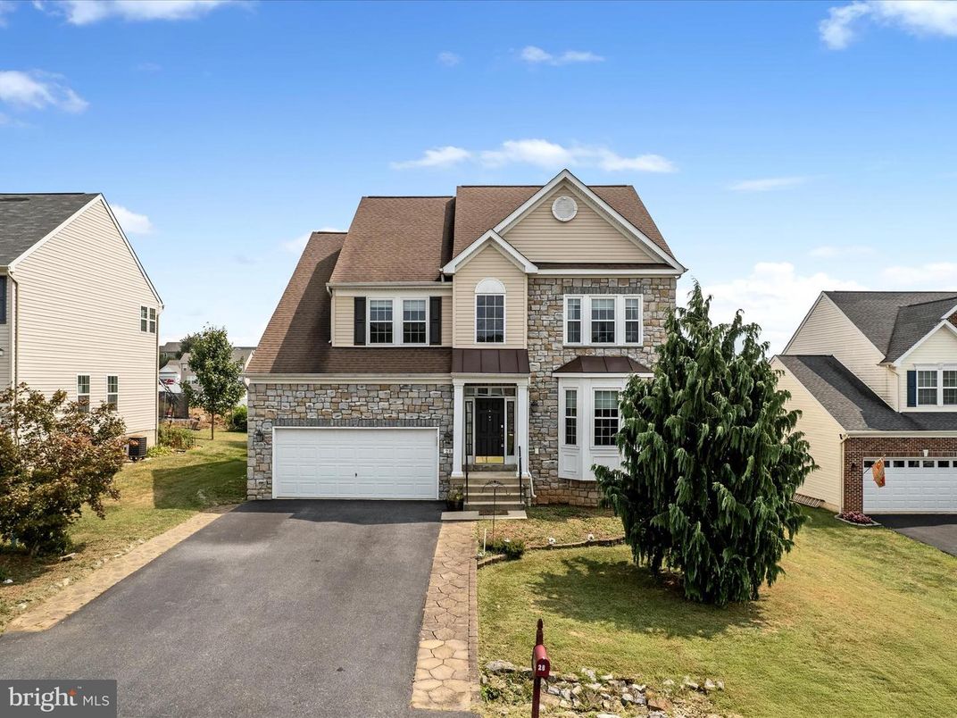 Attached, Exterior, Facade, Farmhouse