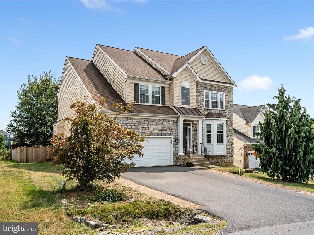 Attached, Exterior, Facade, Farmhouse