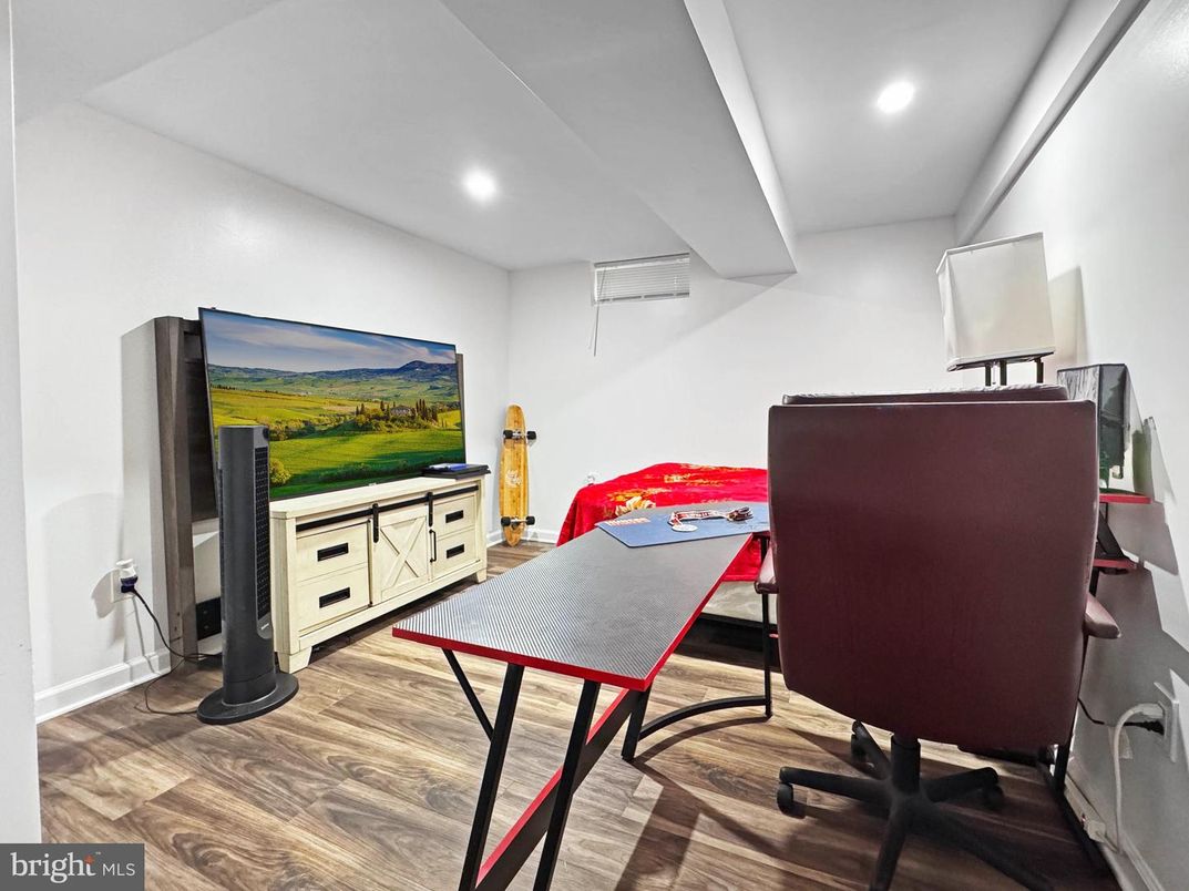 Home Office, Interior, Recessed Lighting, Wood Texture Flooring