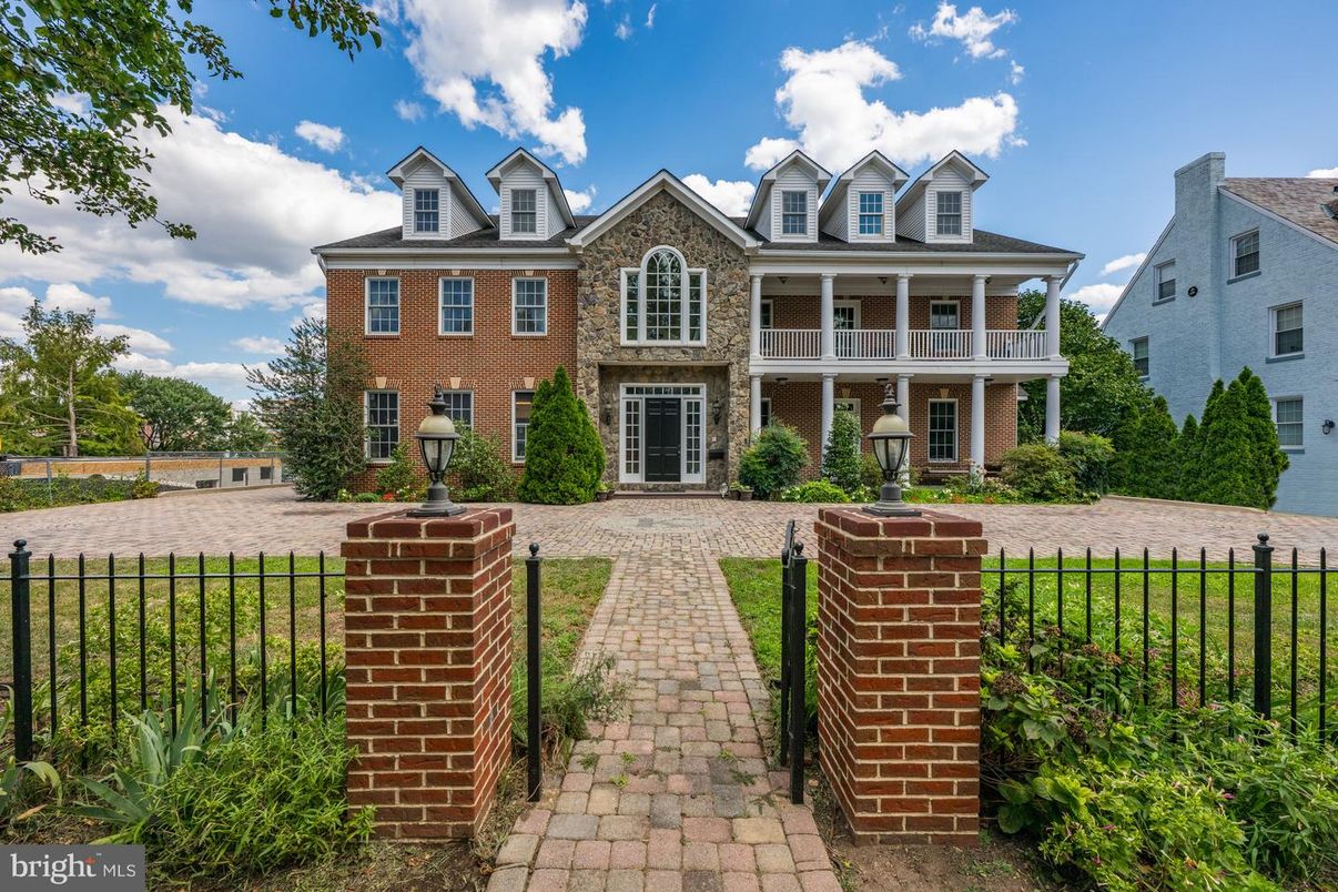 Exterior, Facade, Brick Facade, Georgian