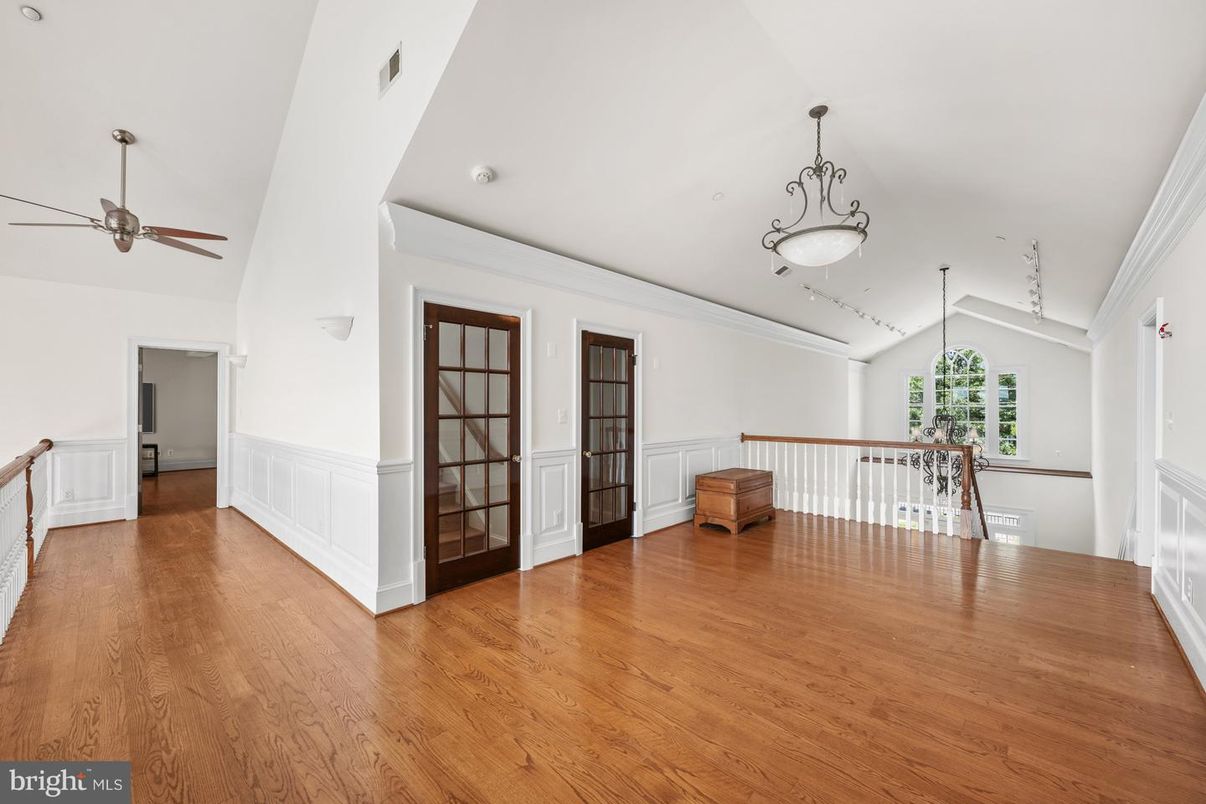 Interior, Pendant Lights, Wood Texture Flooring