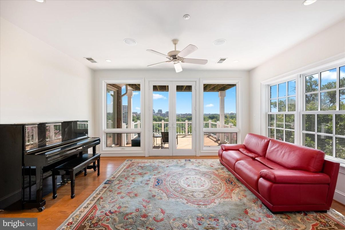 Interior, Piano, Recessed Lighting, Wood Texture Flooring