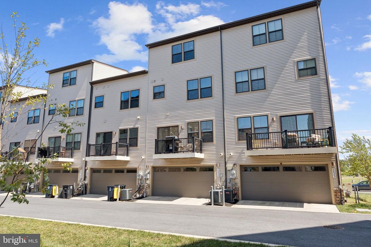 Attached, Exterior, Facade, Rowhouse