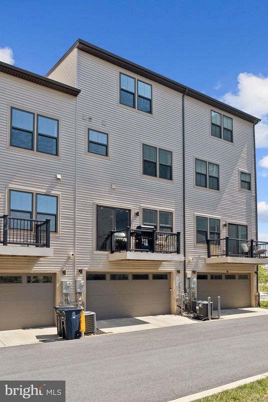 Attached, Exterior, Facade, Rowhouse