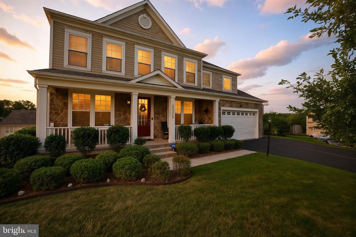 Attached, Exterior, Facade, Queen Anne Victorian