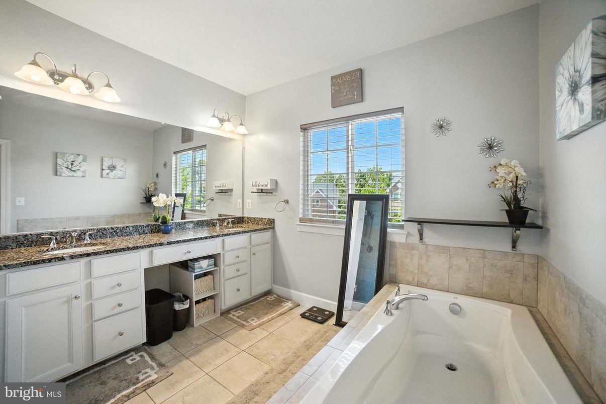 Bathroom, Dual Sink Vanities, Interior