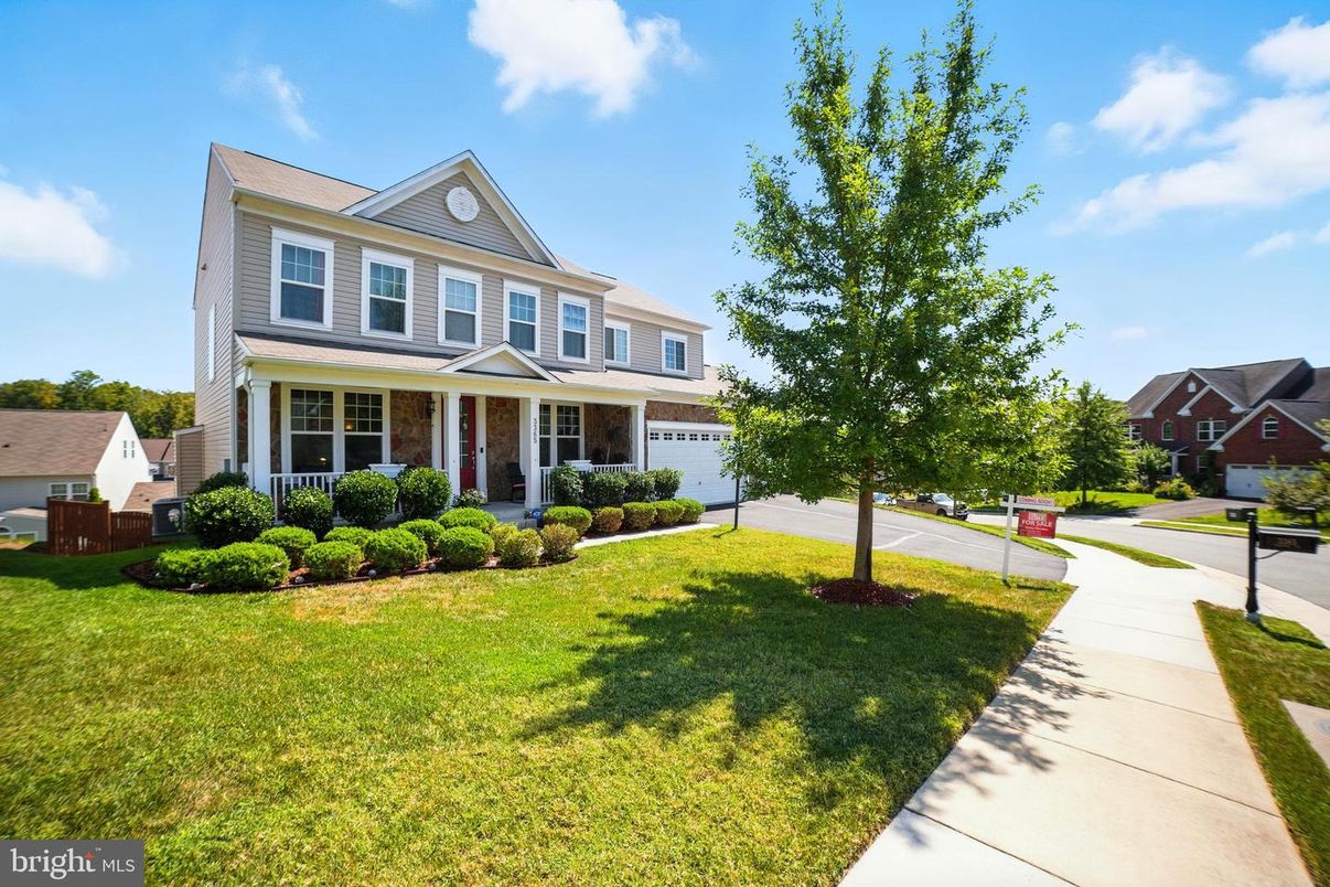 Attached, Exterior, Facade, Queen Anne Victorian